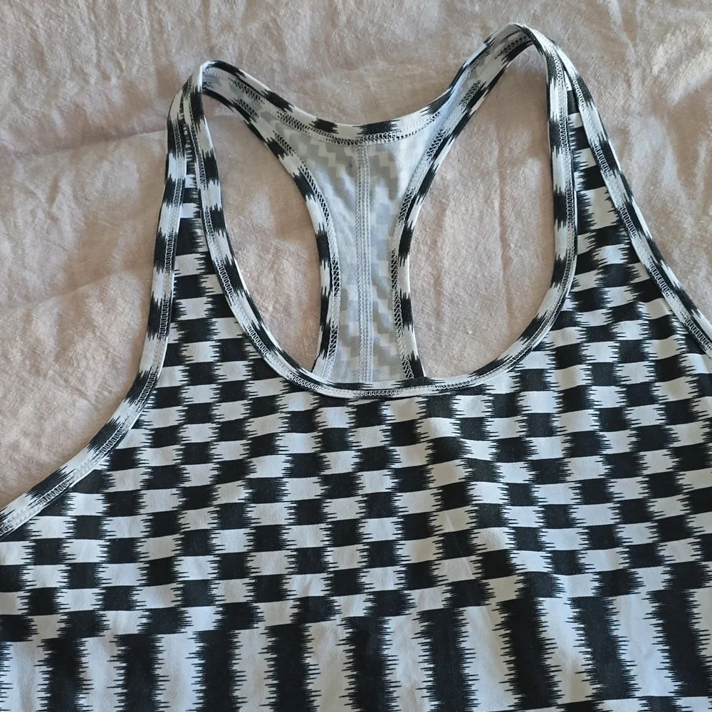 Nike Dri-Fit Workout Tank Size Medium - Picture 3 of 5
